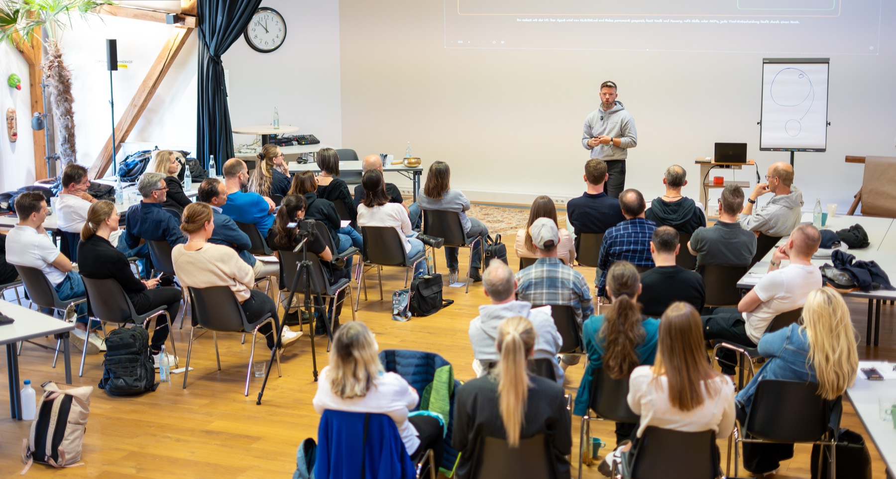 Garrit Wilson spricht vor Mitgliedern der KI-Pionier Community