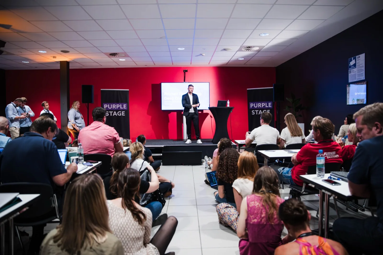 Garrit Wilson auf der Bühne vor Publikum