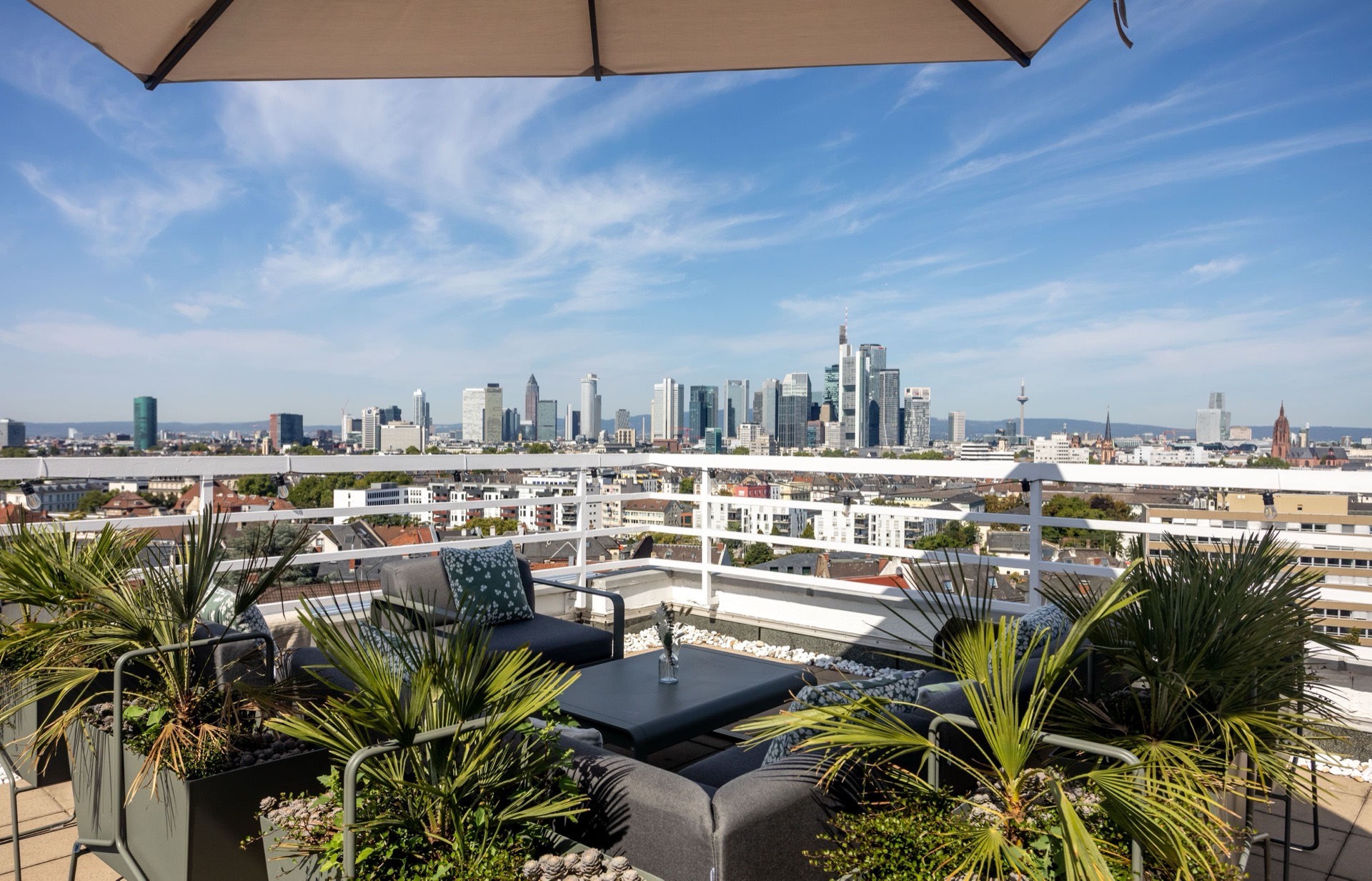 Dachterrasse mit Sitzgruppe und Blick auf die Frankfurter Skyline